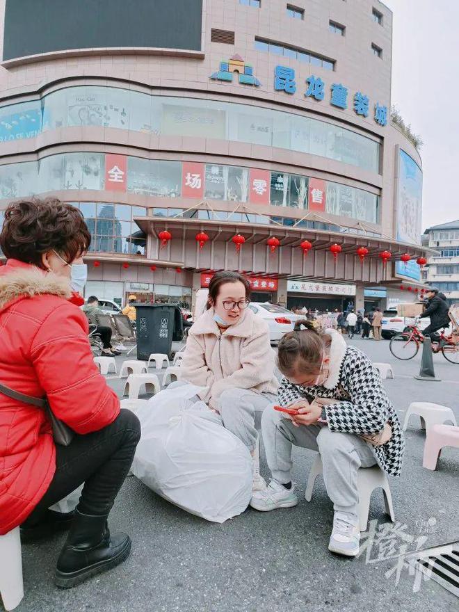 拖家带口逛四季青扫货有地方歇脚了！橙柿蹲点童装城这个地方深受好评(图2)